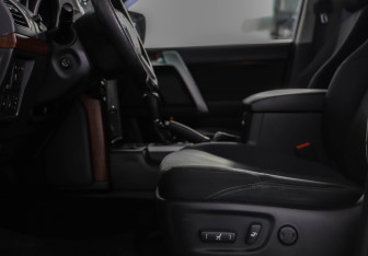 Подержанный автомобиль Toyota Land Cruiser Prado 2014 года (25 фото)