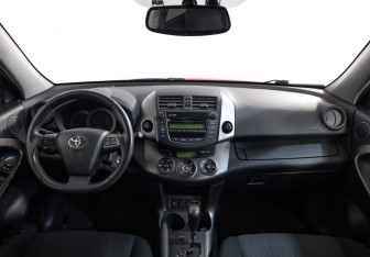 Подержанный автомобиль Toyota RAV4 2011 года (10 фото)