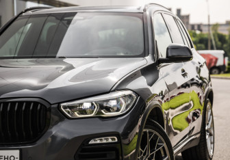 Подержанный автомобиль BMW X5 2019 года (2 фото)