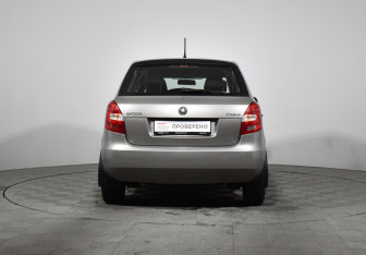 Подержанный автомобиль Skoda Fabia Hatchback 2013 года (6 фото)