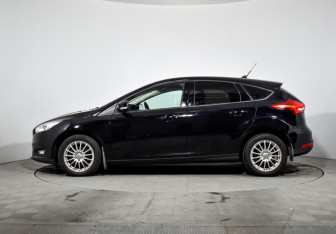 Подержанный автомобиль Ford Focus Hatchback 2017 года (8 фото)