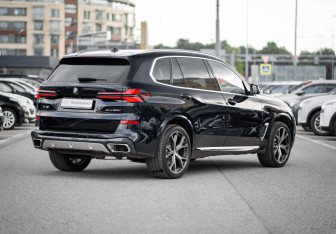 Подержанный автомобиль BMW X5 2024 года (7 фото)