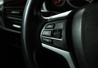 Подержанный автомобиль BMW X5 2015 года (21 фото)