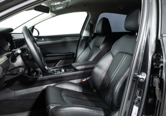 Подержанный автомобиль Kia K5 2024 года (18 фото)