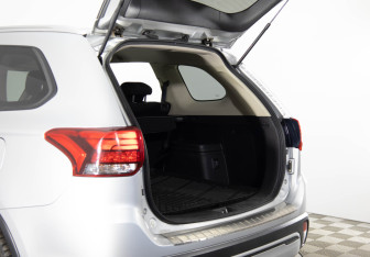 Подержанный автомобиль Mitsubishi Outlander 2019 года (19 фото)