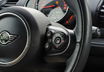 Подержанный автомобиль MINI Clubman Wagon 2019 года (21 фото)