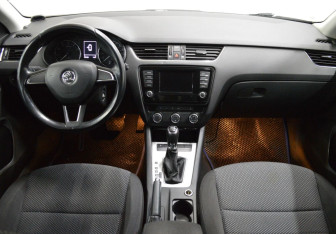 Подержанный автомобиль Skoda Octavia Liftback 2014 года (14 фото)