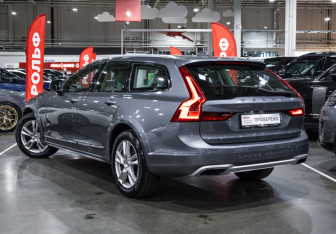 Подержанный автомобиль Volvo V90 Cross Country 2019 года (12 фото)