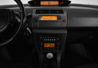 Подержанный автомобиль Citroen C4 Hatchback 2010 года (16 фото)