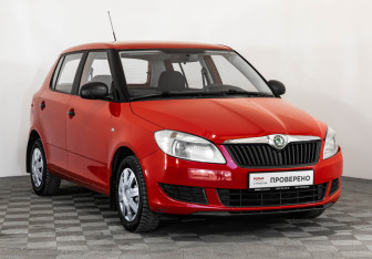 Подержанный автомобиль Skoda Fabia Hatchback 2010 года (3 фото)