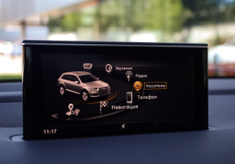 Подержанный автомобиль Audi Q7 2015 года (17 фото)