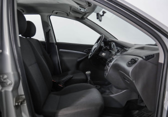 Подержанный автомобиль Ford Focus Sedan 2003 года (19 фото)