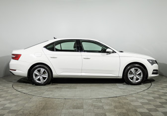 Подержанный автомобиль Skoda Superb Liftback 2020 года (4 фото)