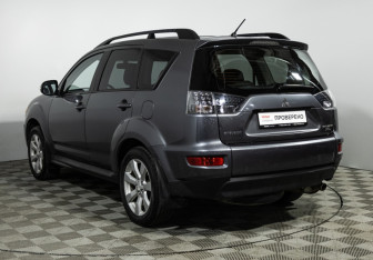 Подержанный автомобиль Mitsubishi Outlander 2012 года (7 фото)