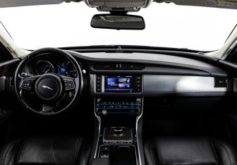 Подержанный автомобиль Jaguar XF Sedan 2016 года (13 фото)