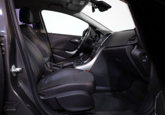 Подержанный автомобиль Opel Astra Hatchback 2011 года (19 фото)