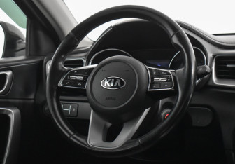 Подержанный автомобиль Kia Ceed Wagon 2019 года (14 фото)