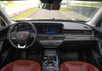 Подержанный автомобиль Hongqi HS5 2023 года (11 фото)
