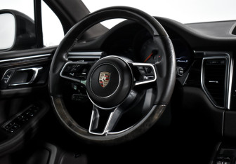 Подержанный автомобиль Porsche Macan 2015 года (17 фото)