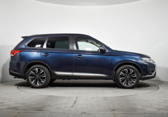 Подержанный автомобиль Mitsubishi Outlander 2022 года (4 фото)