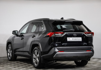 Подержанный автомобиль Toyota RAV4 2021 года (7 фото)