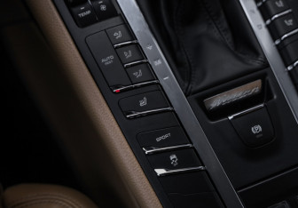 Подержанный автомобиль Porsche Macan 2017 года (21 фото)