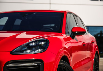 Подержанный автомобиль Porsche Cayenne 2022 года (2 фото)