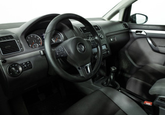 Подержанный автомобиль Volkswagen Touran 2010 года (11 фото)