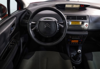 Подержанный автомобиль Citroen C4 Hatchback 2010 года (10 фото)