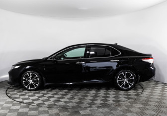 Подержанный автомобиль Toyota Camry Sedan 2019 года (10 фото)