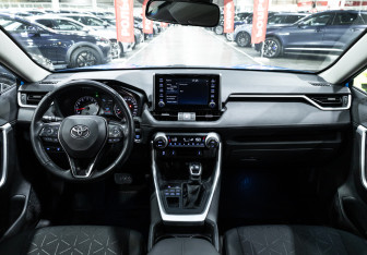 Подержанный автомобиль Toyota RAV4 2020 года (14 фото)