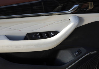 Подержанный автомобиль Geely Monjaro 2022 года (22 фото)