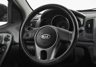 Подержанный автомобиль Kia Cerato Sedan 2010 года (14 фото)