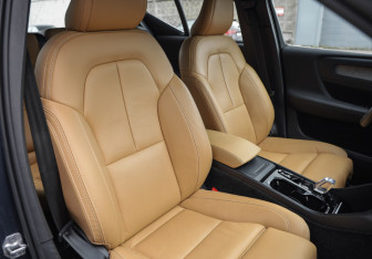 Подержанный автомобиль Volvo XC40 2021 года (29 фото)