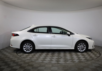 Подержанный автомобиль Toyota Corolla Sedan 2019 года (4 фото)