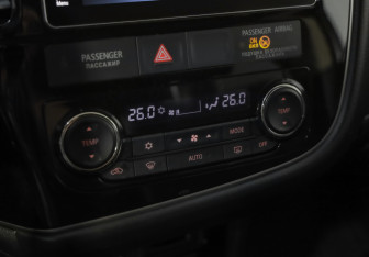 Подержанный автомобиль Mitsubishi Outlander 2017 года (16 фото)