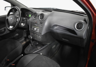 Подержанный автомобиль Ford Fiesta Hatchback 2007 года (12 фото)