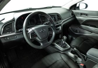 Подержанный автомобиль Hyundai Elantra Sedan 2018 года (11 фото)