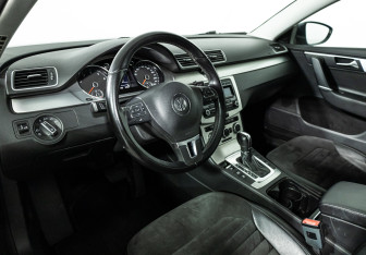 Подержанный автомобиль Volkswagen Passat Sedan 2012 года (11 фото)