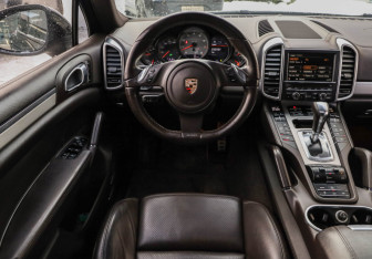 Подержанный автомобиль Porsche Cayenne 2010 года (15 фото)
