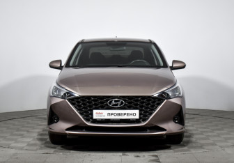 Подержанный автомобиль Hyundai Solaris Sedan 2021 года (2 фото)