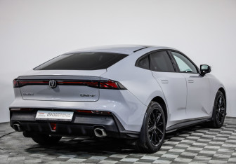 Подержанный автомобиль Changan UNI-V 2024 года (5 фото)