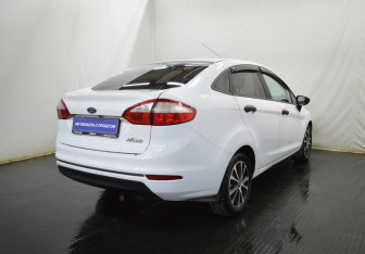Подержанный автомобиль Ford Fiesta Sedan 2015 года (5 фото)