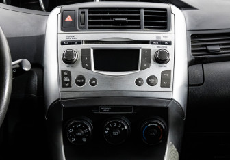 Подержанный автомобиль Toyota Verso 2011 года (14 фото)