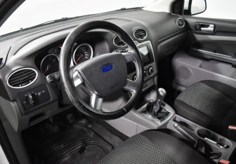 Подержанный автомобиль Ford Focus Sedan 2011 года (9 фото)