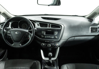 Подержанный автомобиль Kia Ceed Hatchback 2013 года (13 фото)