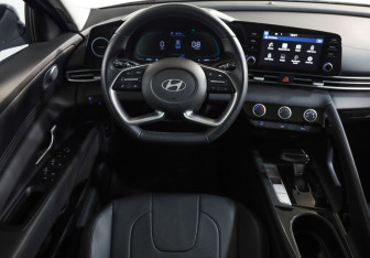 Подержанный автомобиль Hyundai Elantra Sedan 2023 года (10 фото)