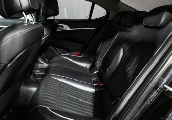 Подержанный автомобиль Genesis G70 2019 года (10 фото)