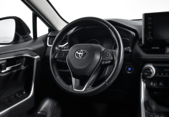 Подержанный автомобиль Toyota RAV4 2019 года (15 фото)