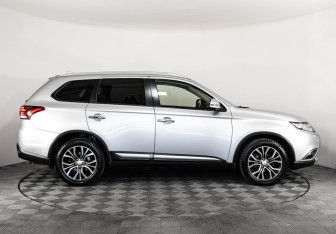Подержанный автомобиль Mitsubishi Outlander 2018 года (4 фото)